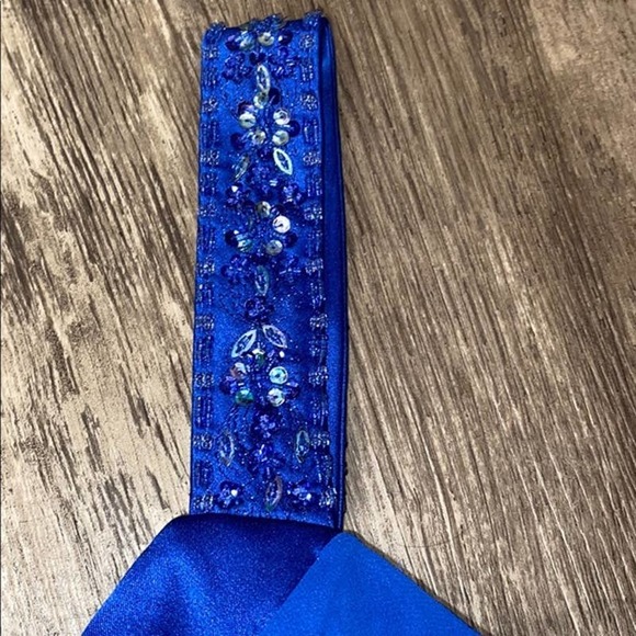 Dresses - Picture 4 of 9